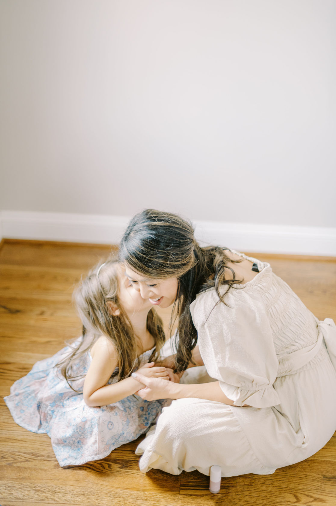 Photo of daughter giving mother a kiss by Richmond family photographer Jacqueline Aimee Portraits