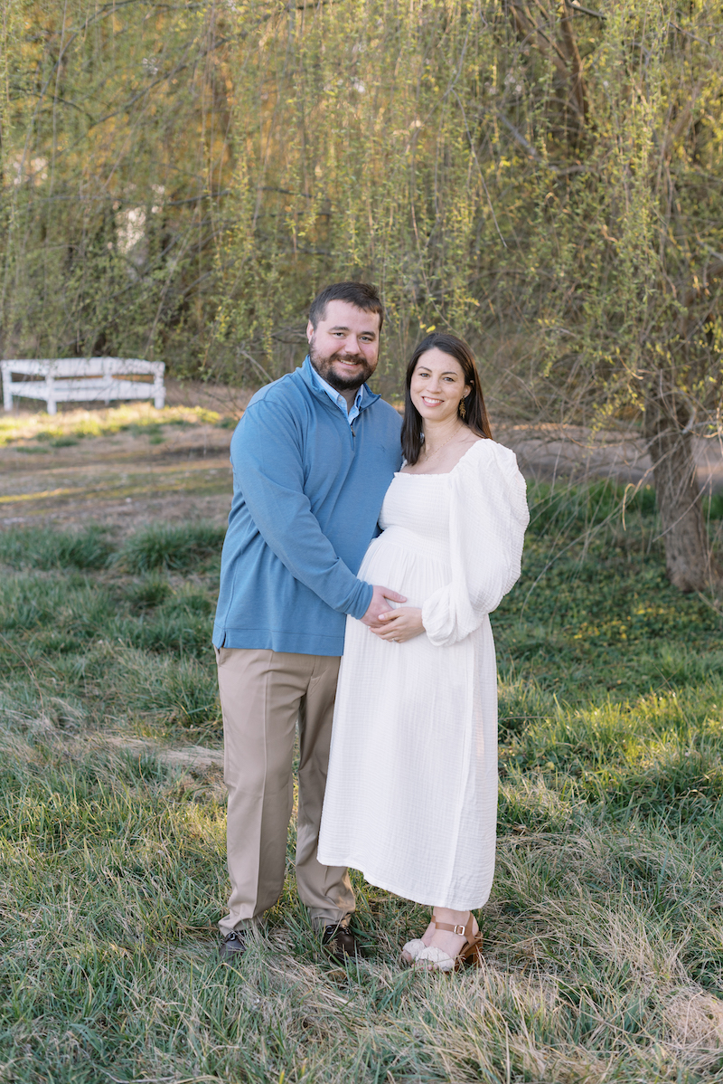 Richmond-maternity-photographer- maternity portraits couple in field