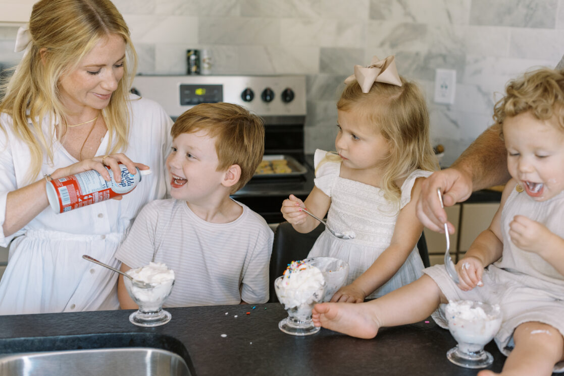 Mom and three children enjoying an ice cream party during tips for fun family photos in Richmond by Jacqueline Aimee Portraits 