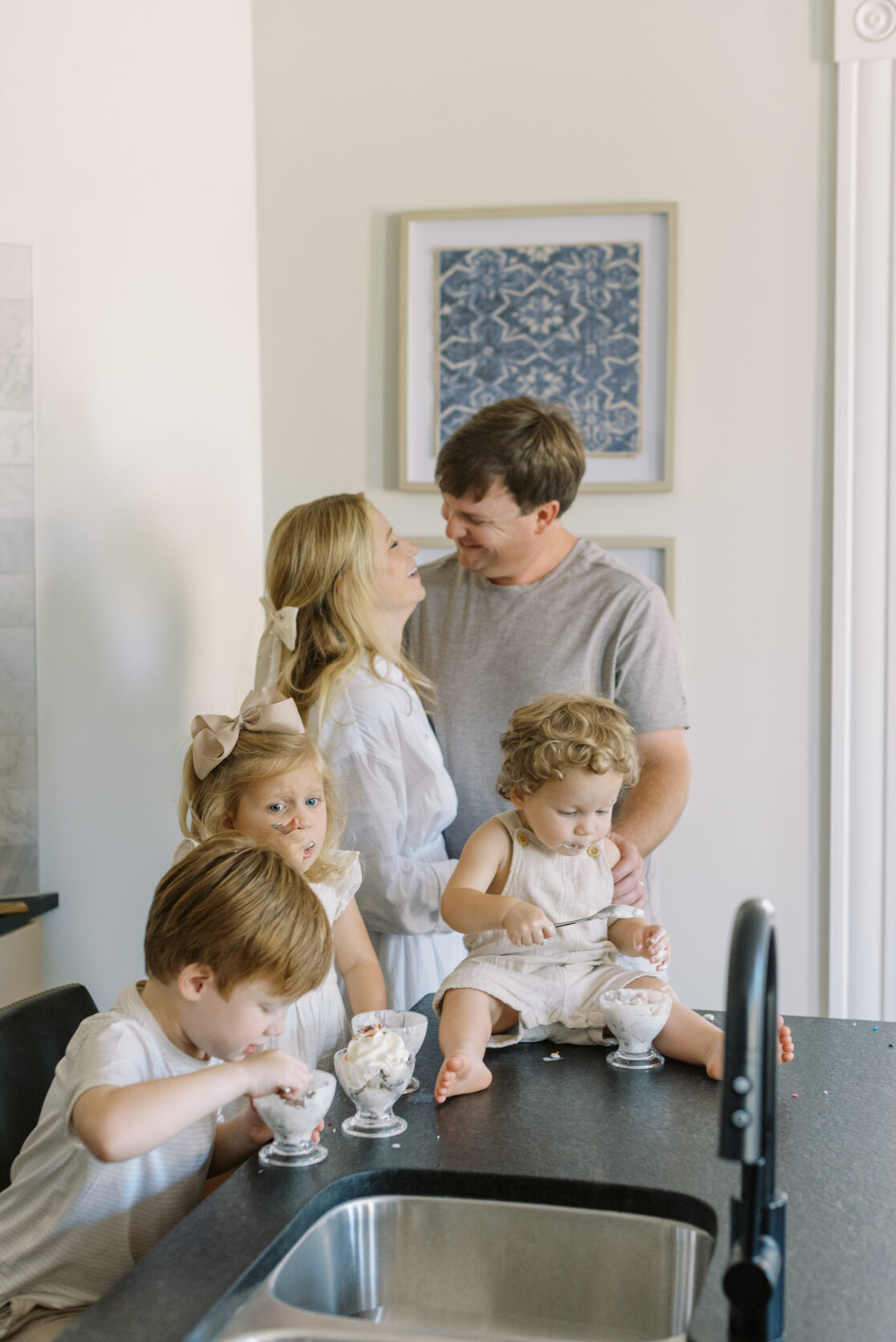 Mom and dad laughing while children eat ice cream during fun family photos in Richmond by Jacqueline Aimee Portraits 