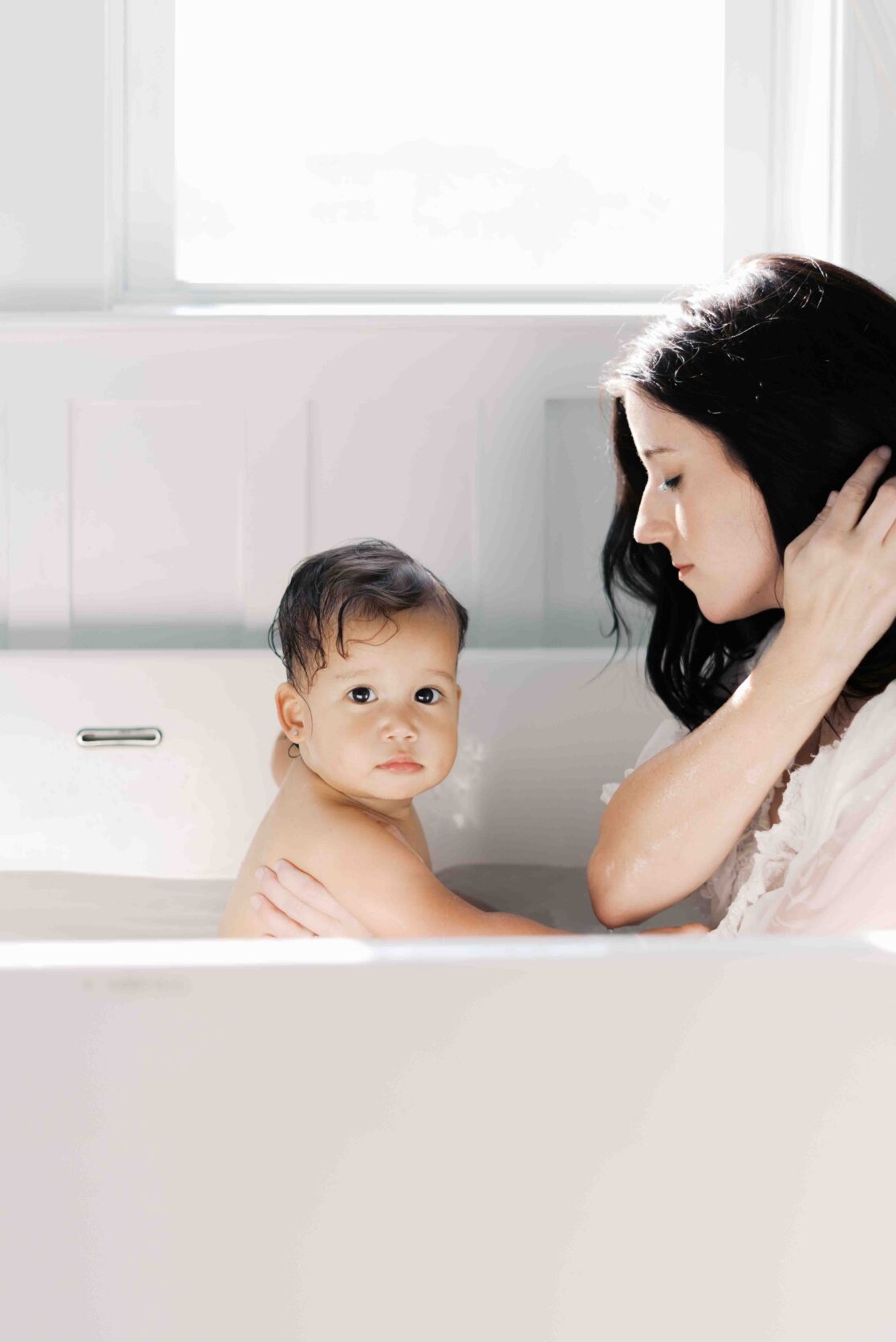 Expert pediatricians in Richmond | Photo of a mother and her baby girl in a bathtub by Richmond newborn photographer Jacqueline Aimee Portraits