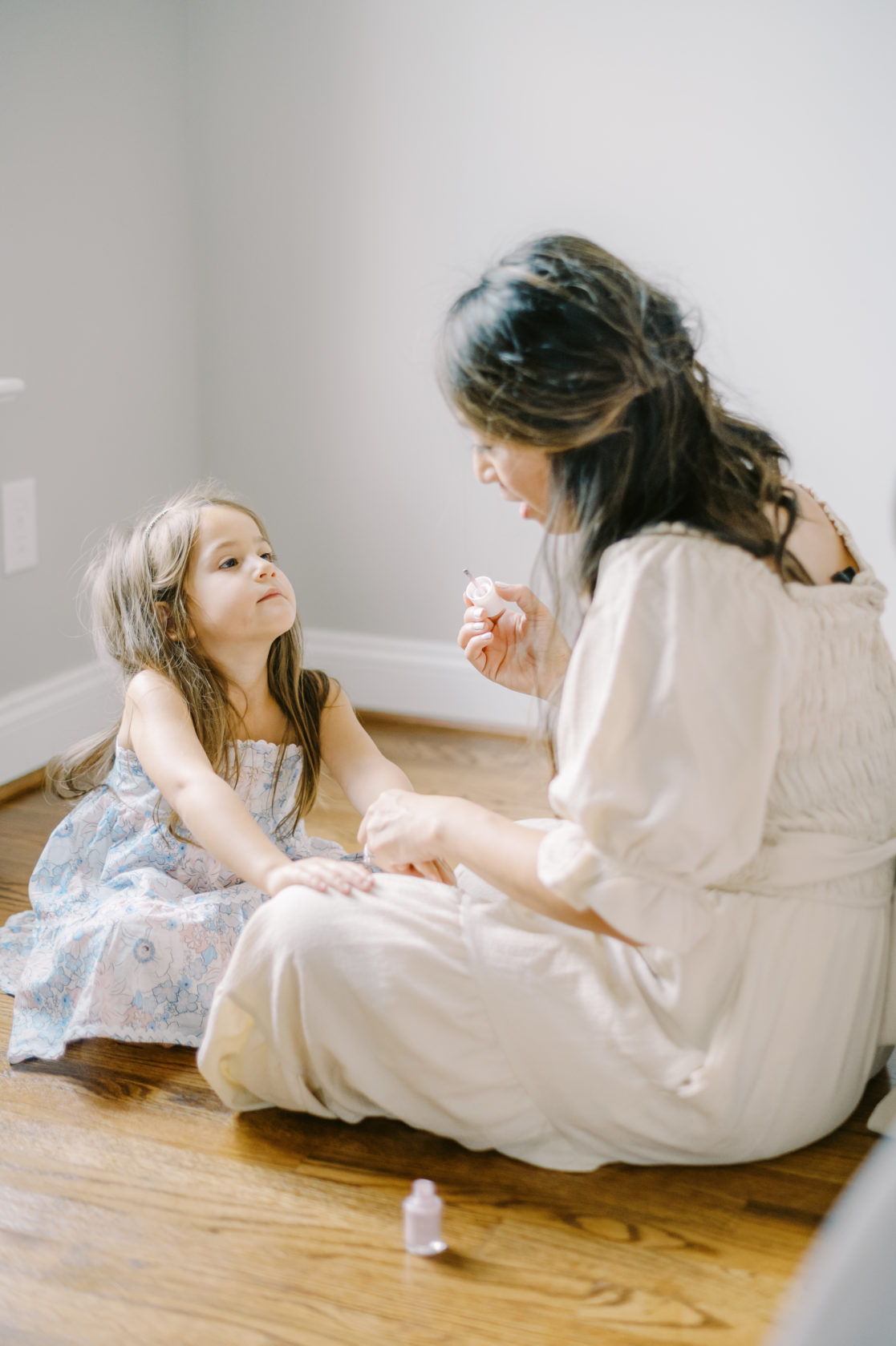 Photo of mom and daughter painting nails by Richmond family photographer Jacqueline Aimee Portraits